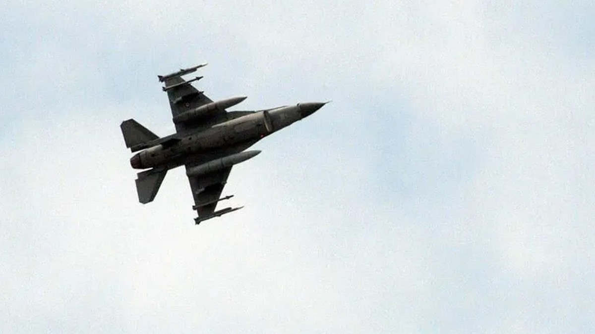 Almanya'da F-16 savaş uçağı düştü