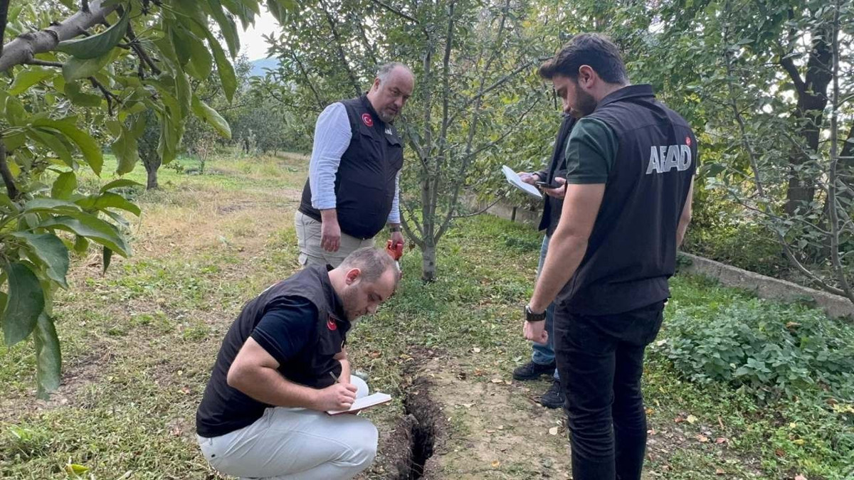 Duvarlar çatladı, obruklar oluştu.. Bir ilçe alarmda!