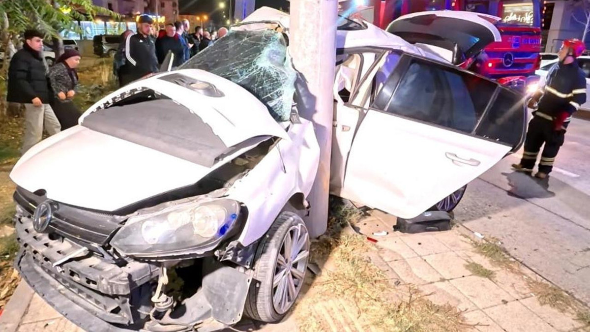 Aksaray'da korkunç kaza! Otomobil direğe saplandı