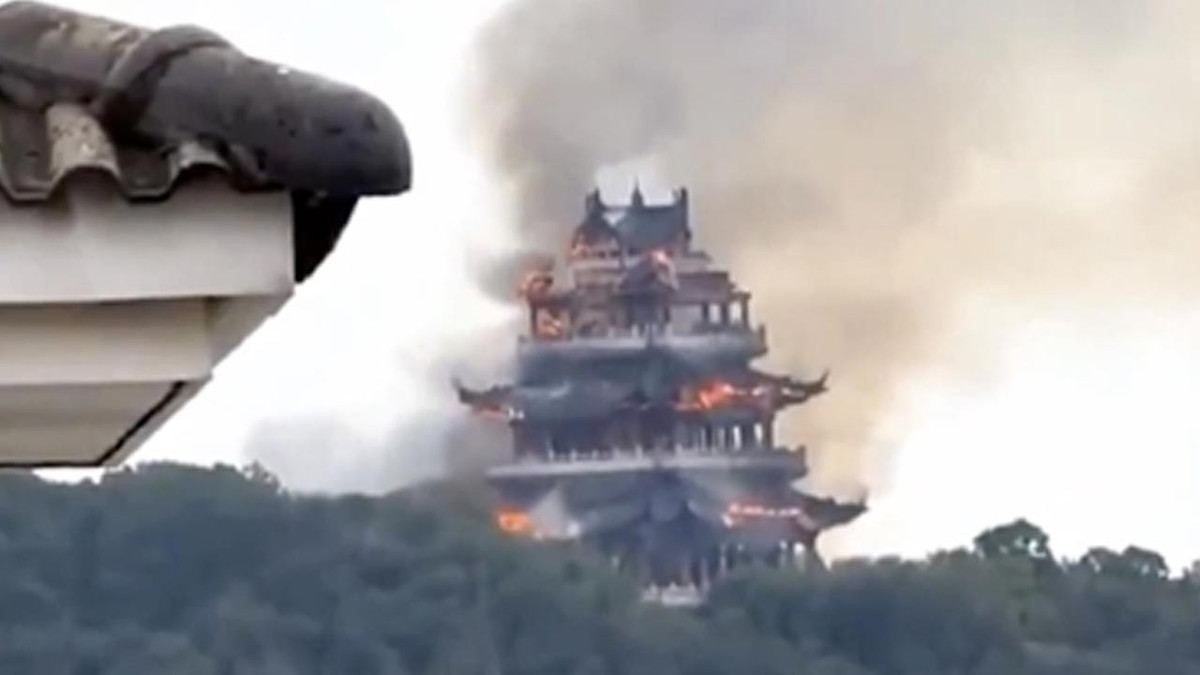 Bin 500 yıllık Çin tapınağı alevlere teslim oldu
