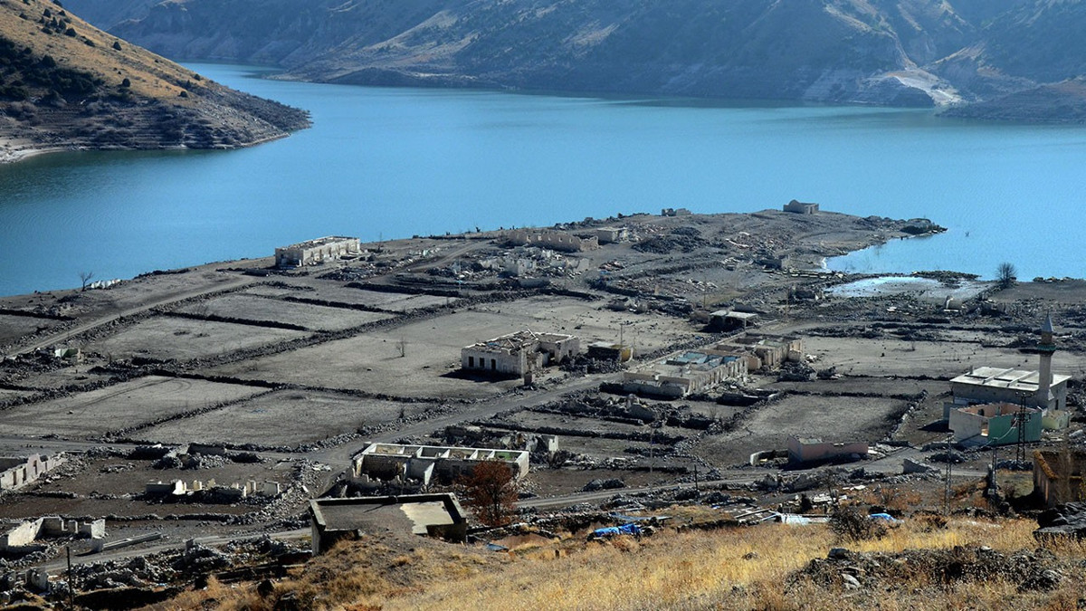 Kars Karakurt Barajı’nda sular çekildi: Eski köy gün yüzüne çıktı