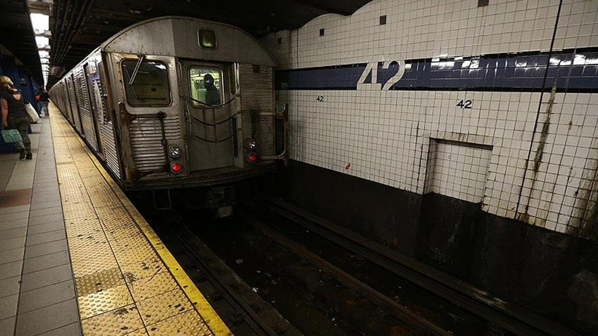 New York metrosunda dehşet! Uyuyan yolcuyu ateşe verdiler