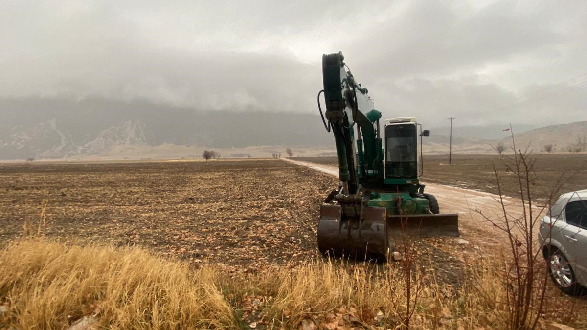 DSİ'nin kepçesini 'ödünç alıp' define aradılar