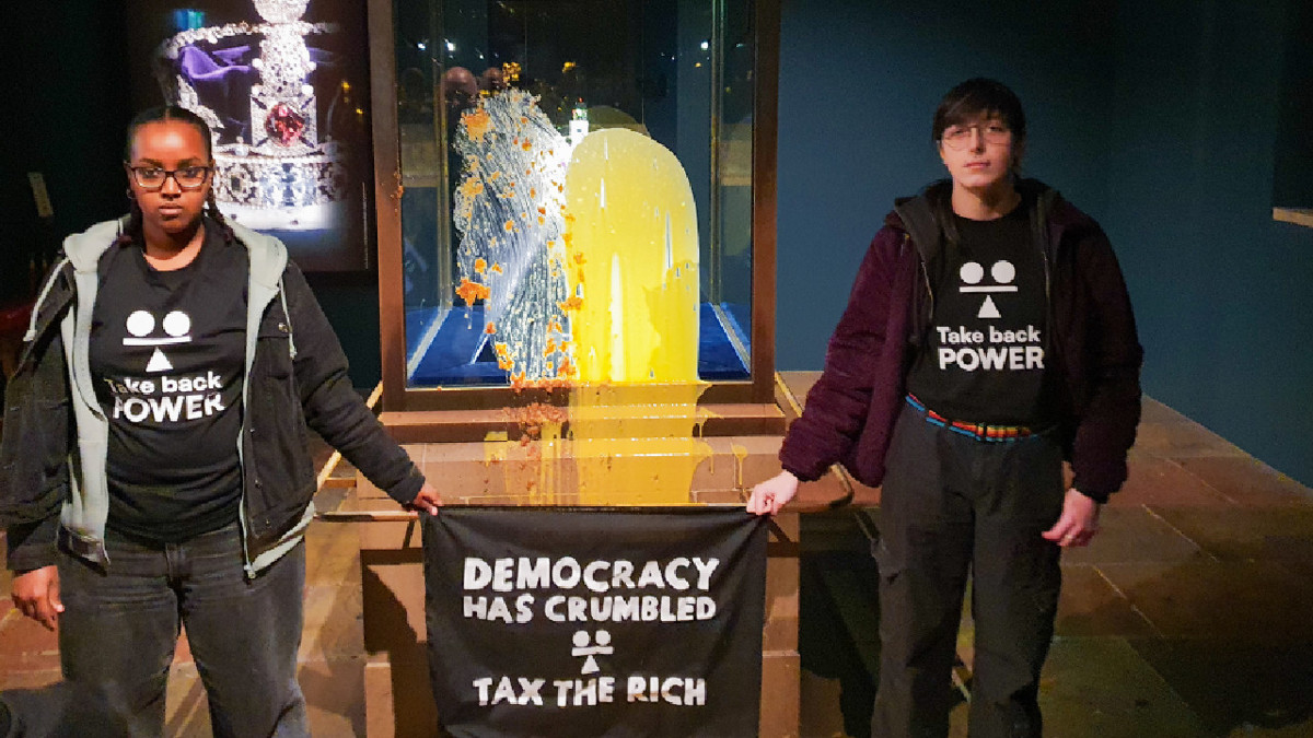 Kraliyet tacına muhallebili saldırı