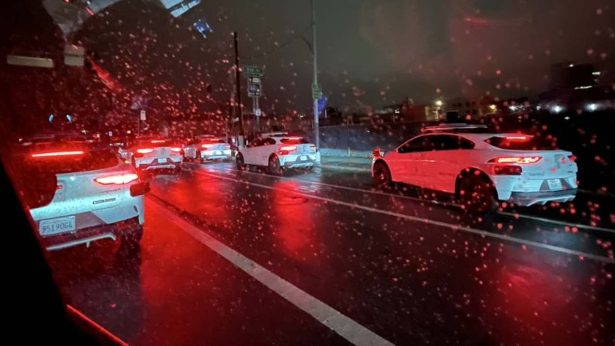 Sürücüsüz Waymo araçları bir şehrin trafiğini felç etti