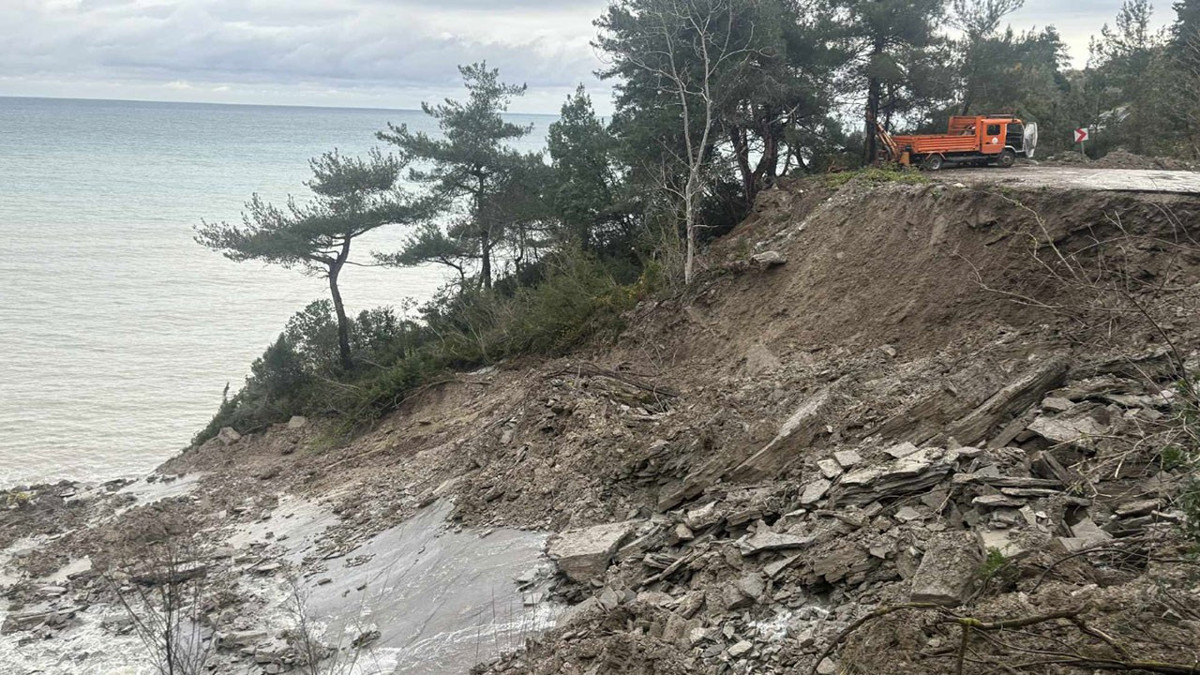 Kastamonu'da heyelan: İnebolu-Doğanyurt-Cide karayolu kapandı