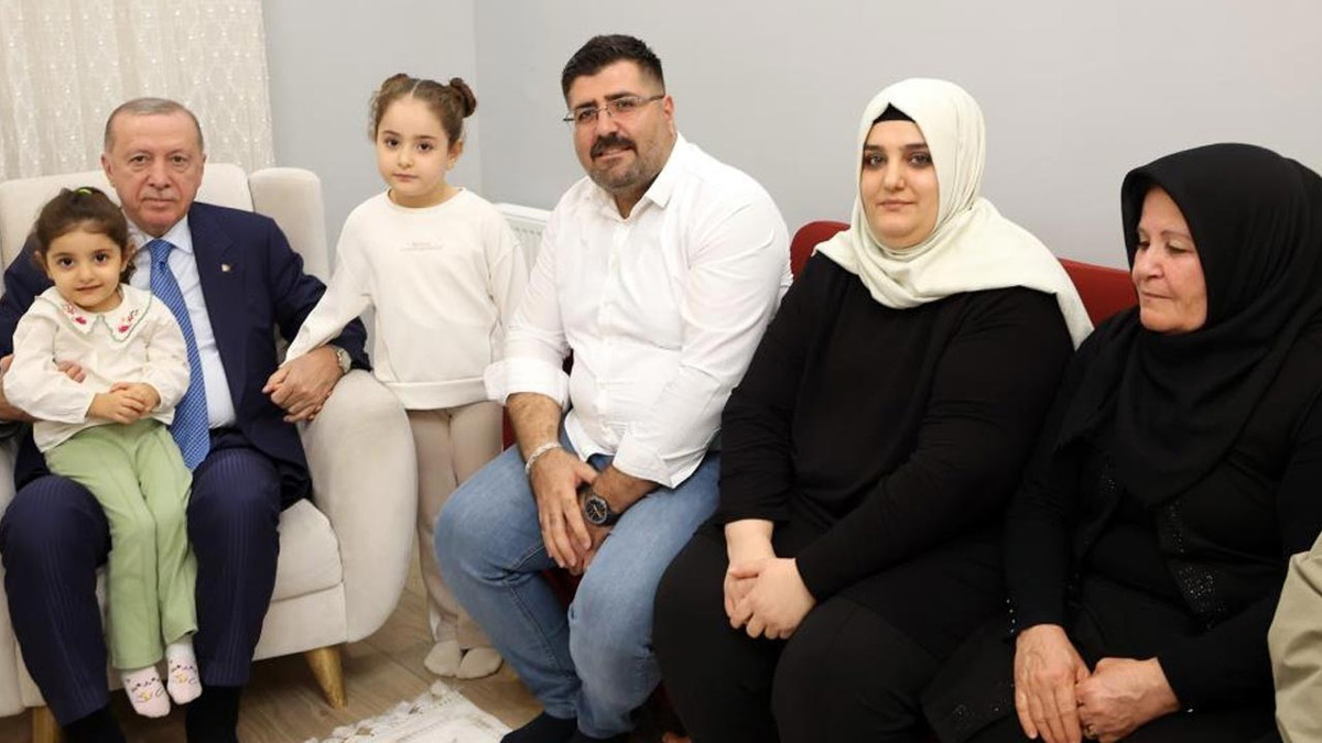 Cumhurbaşkanı Erdoğan, depremzede aileyi yeni evinde ziyaret etti