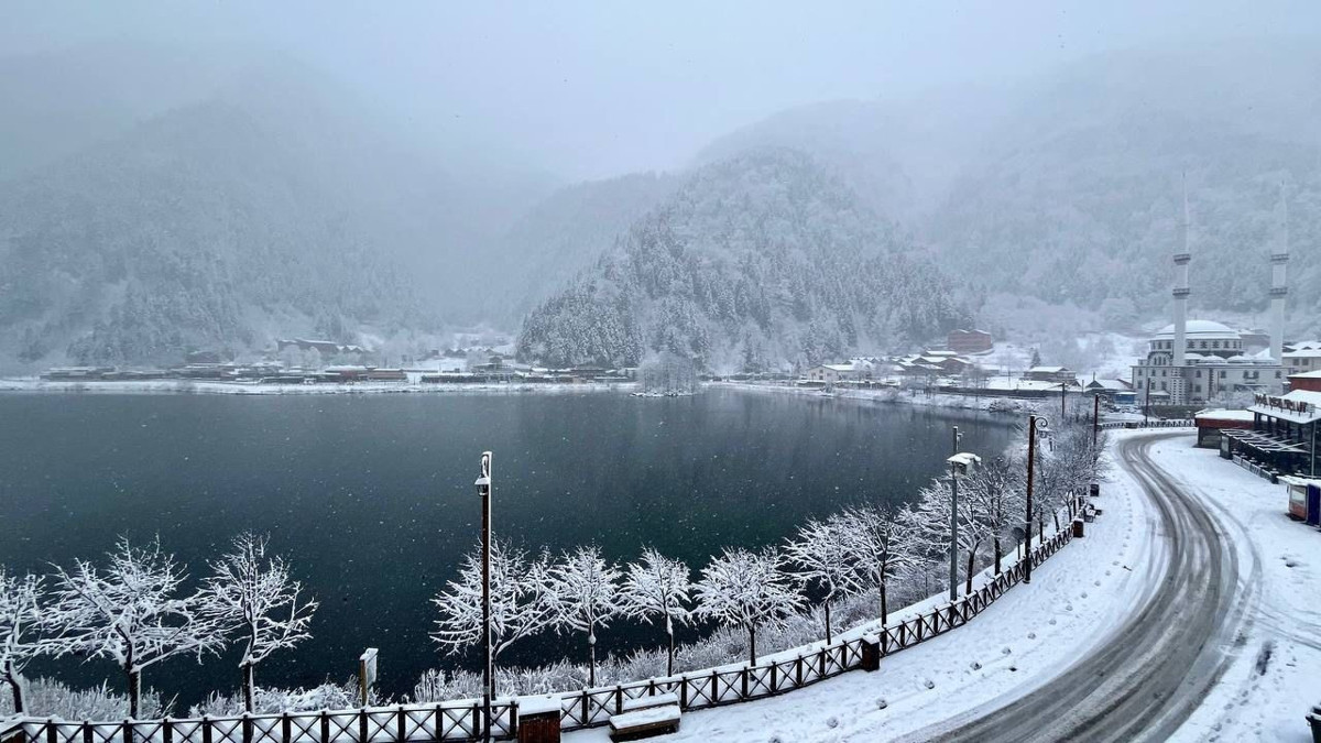 Uzungöl'de kartpostallık manzara: Kar kalınlığı 15 santime ulaştı