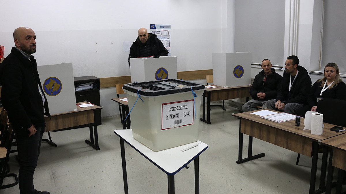 Kosova'da seçmenler, erken genel seçim için sandık başına gitti