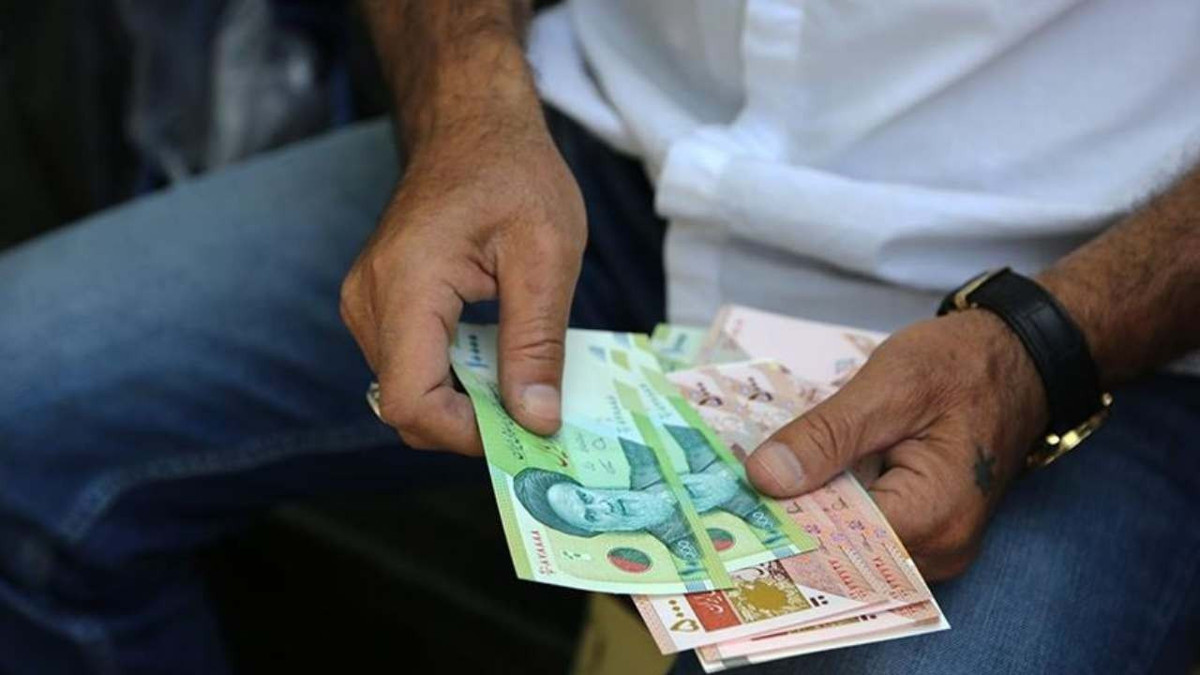 İran'da döviz kuru fırladı, esnaf kepenk indirdi