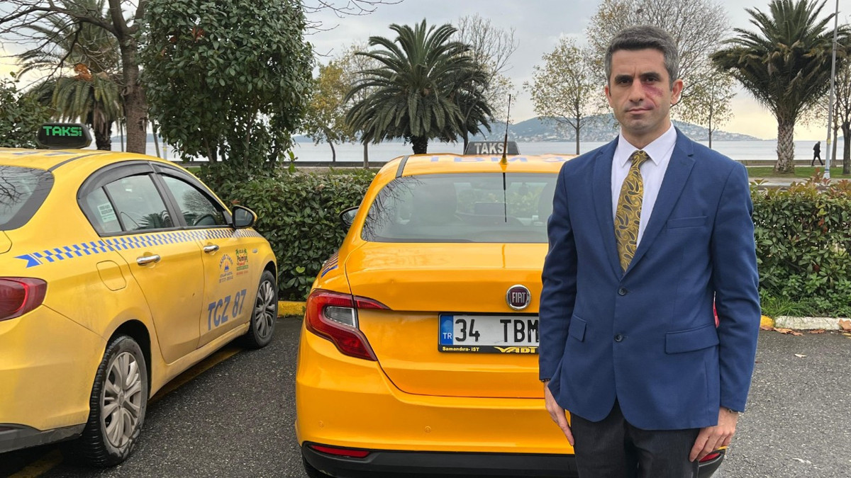 10 yıllık beyaz yaka kariyerini bıraktı, direksiyona geçti: Takım elbiseyle taksiciliğe başladı