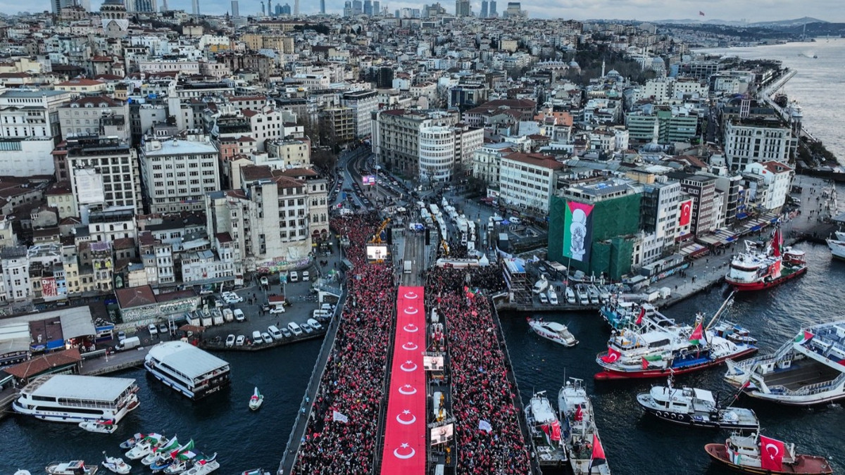 Filistin'e destek için on binlerce kişi Galata Köprüsü'nde buluştu