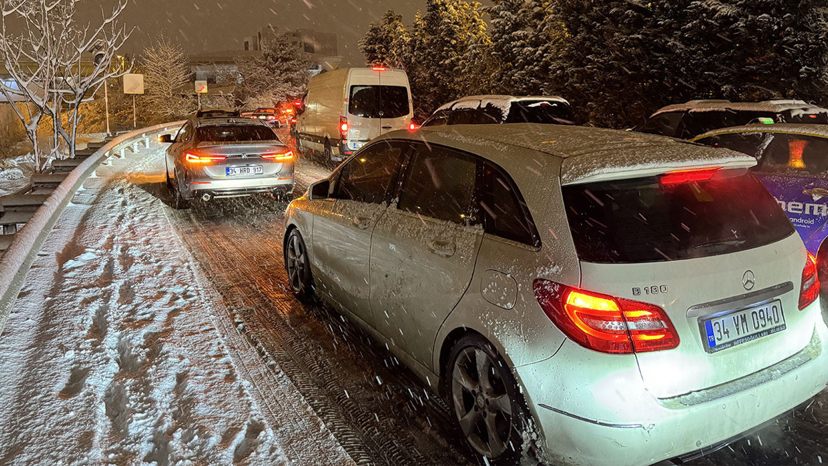 İstanbul’da 2026’nın ilk saatlerinde kar etkili oldu: Araçlar yollarda kaldı