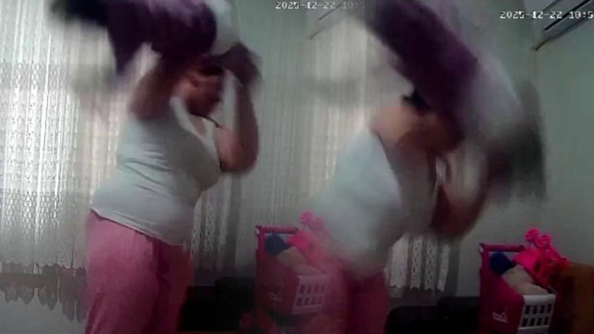 Acımasız annenin bebeğe şiddetti kamerada!