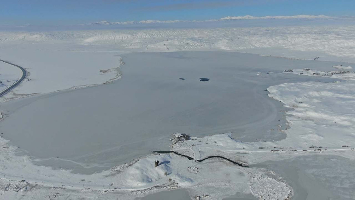 Sivas’ın en büyük gölü tamamen dondu