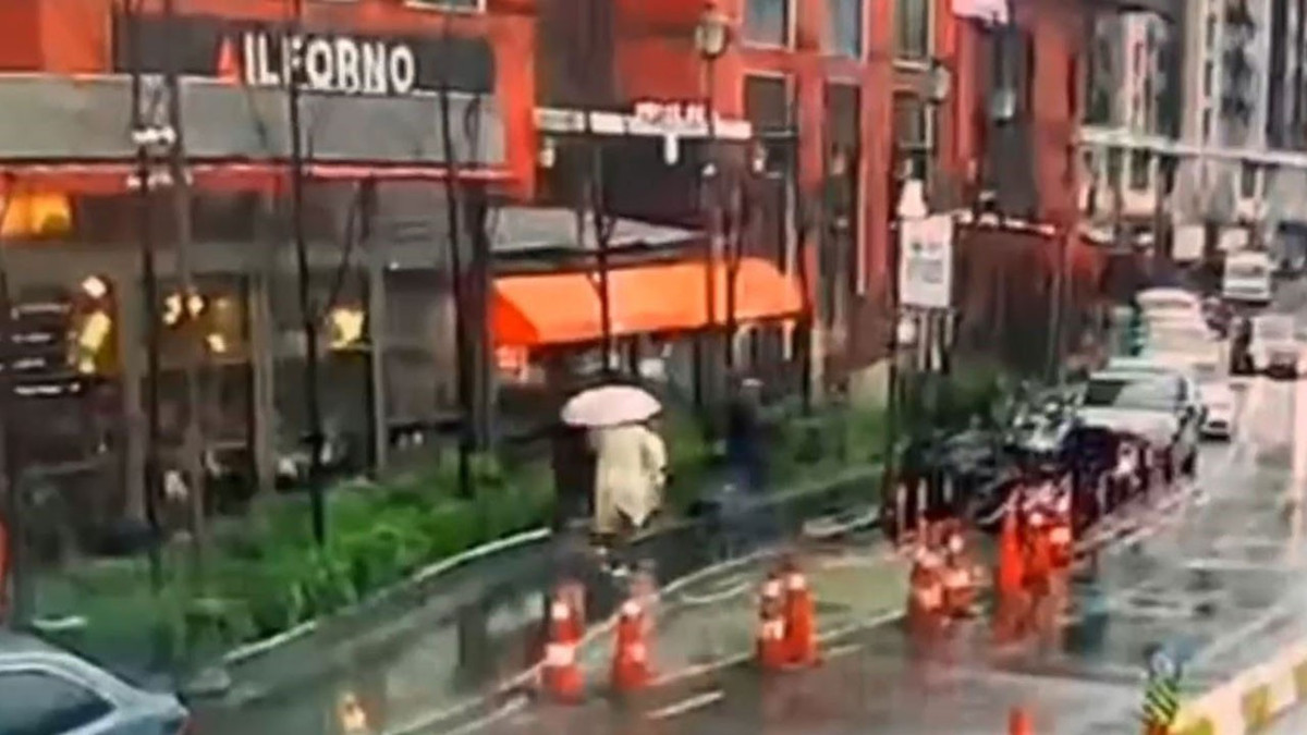 Fırtına Beyoğlu’nda faciaya dönüştü: Şehir plancısı tabelanın altında kaldı