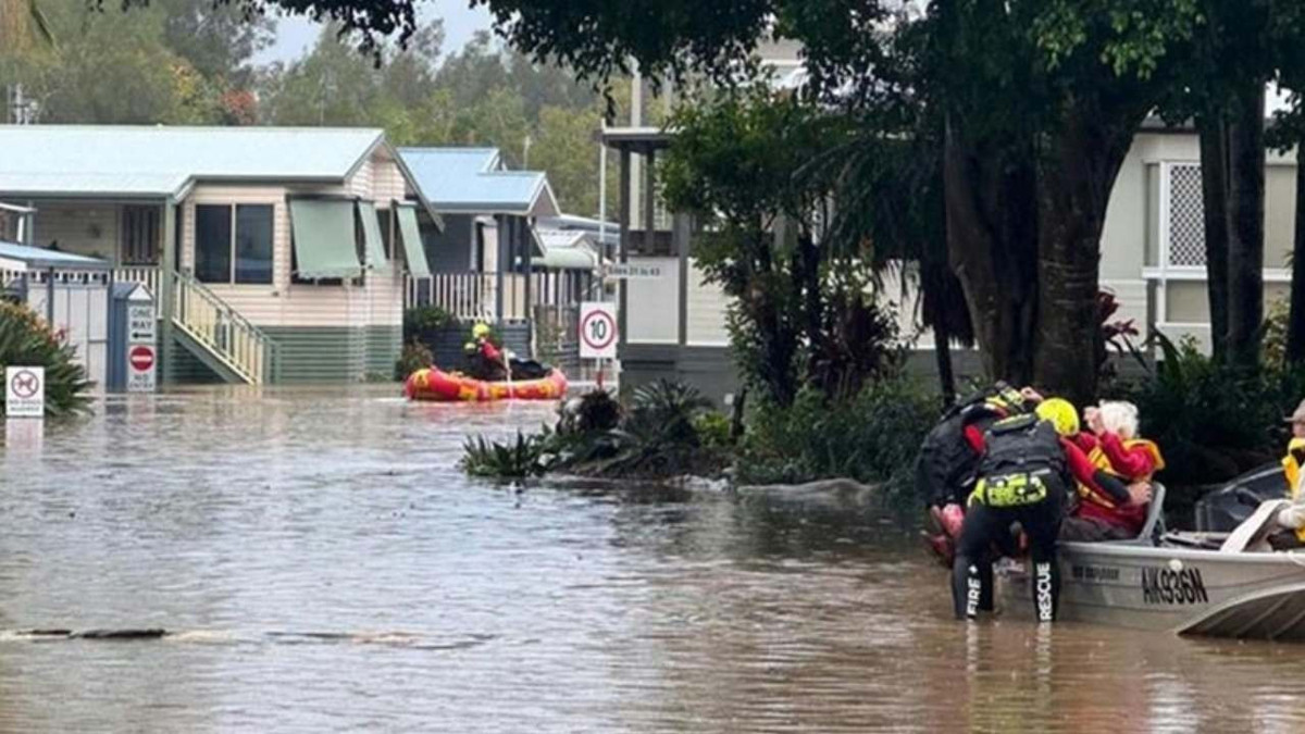 Avustralya'da Koji Tropikal Siklonu, binlerce evi elektriksiz bıraktı