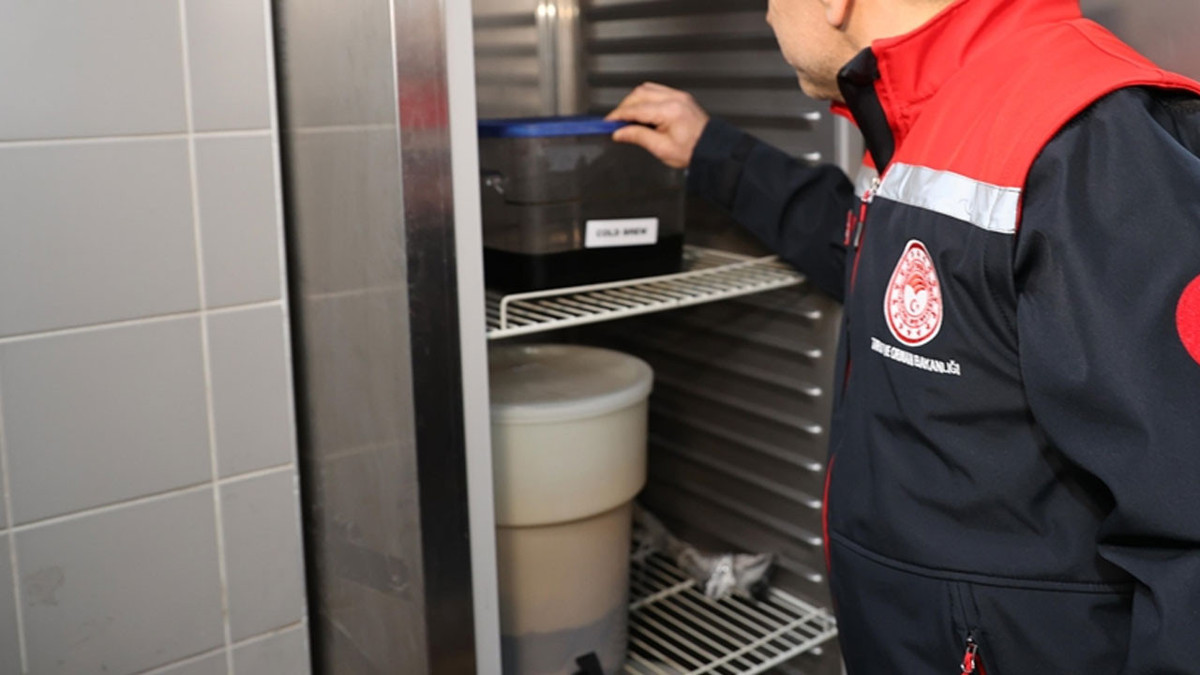 İstanbul'da gıda güvenliğine yönelik yeni önlemler: İşletmelere kamera, seyyar satılıcılara izin belgesi şartı getirildi