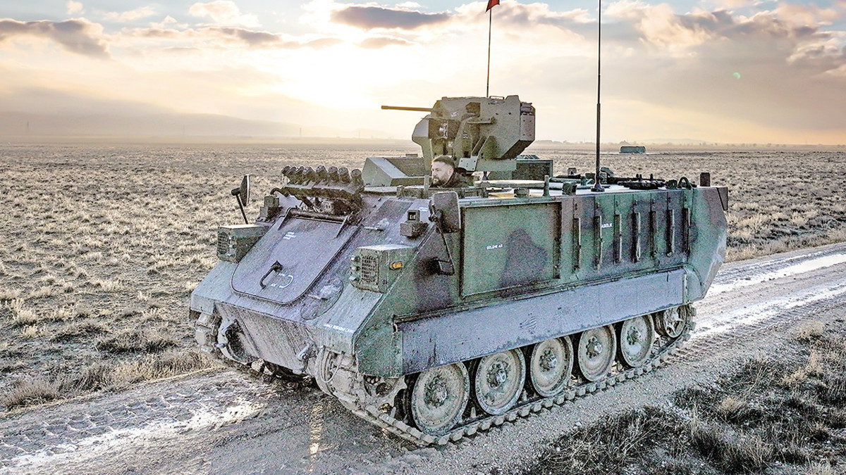 Türkiye’nin ilk elektrikli zırhlı personel taşıyıcısı E-ZPT görücüye çıktı