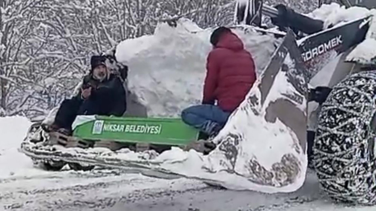 Yollar kapandı, cenaze iş makinesiyle taşındı