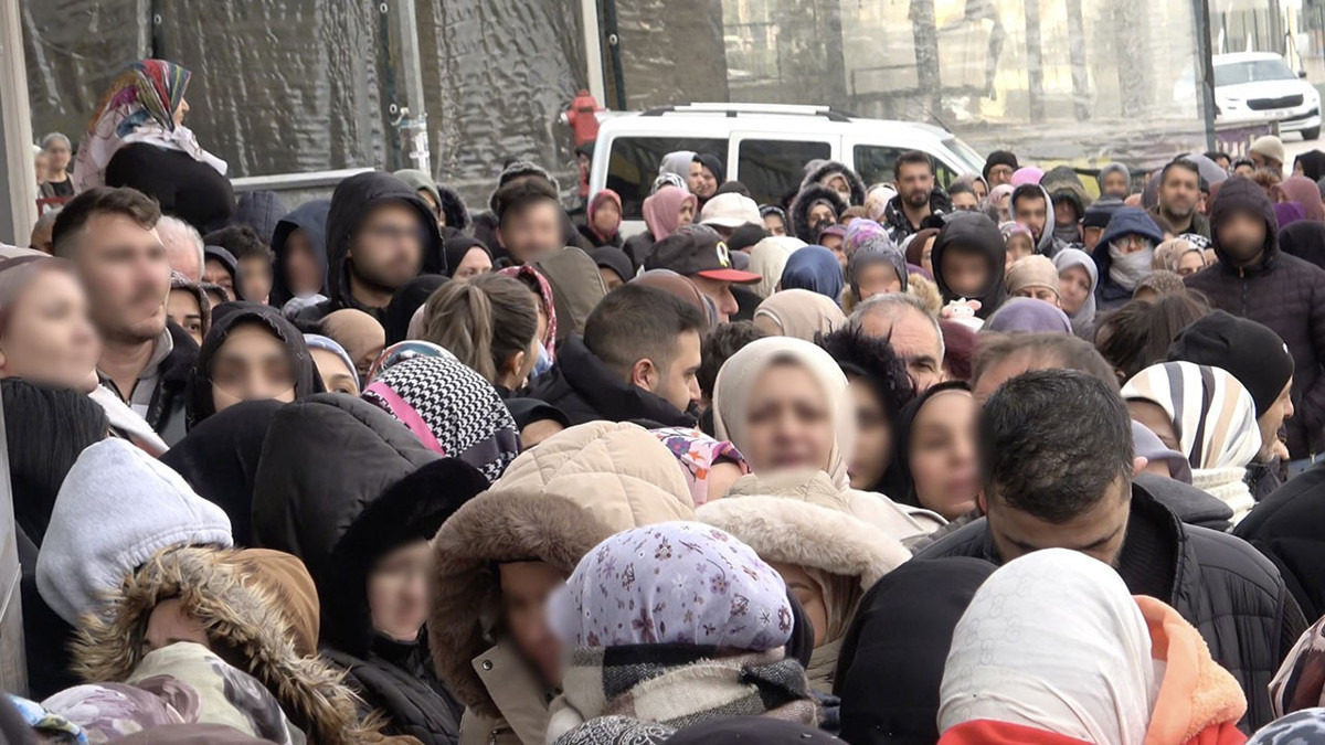 Bursa’da 100 TL’lik ürün izdihamı: Vatandaşlar dondurucu soğukta saatlerce bekledi