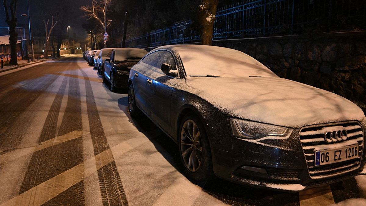 İstanbul'da kar yağışı; sokaklar beyaza büründü