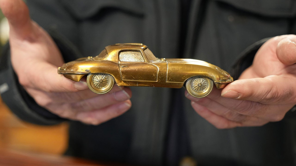 Çocukluk hayali gerçeğe dönüştü: Servet değerindeki çakmaklar görenlerin ilgisini çekiyor