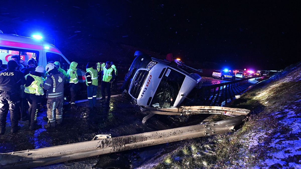 Kuzey Çevre Otoyolu'nda servis minibüsü devrildi: 11 yaralı