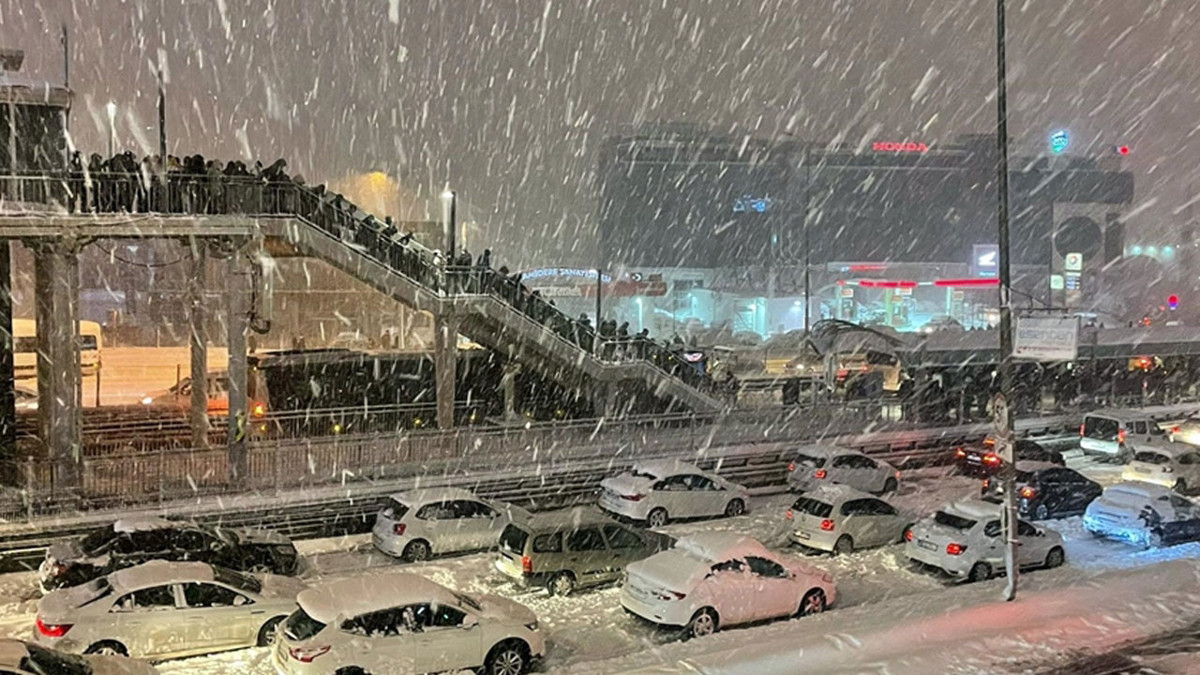 İstanbul’da kar etkisi: Trafik yoğunluğu yüzde 80’e ulaştı