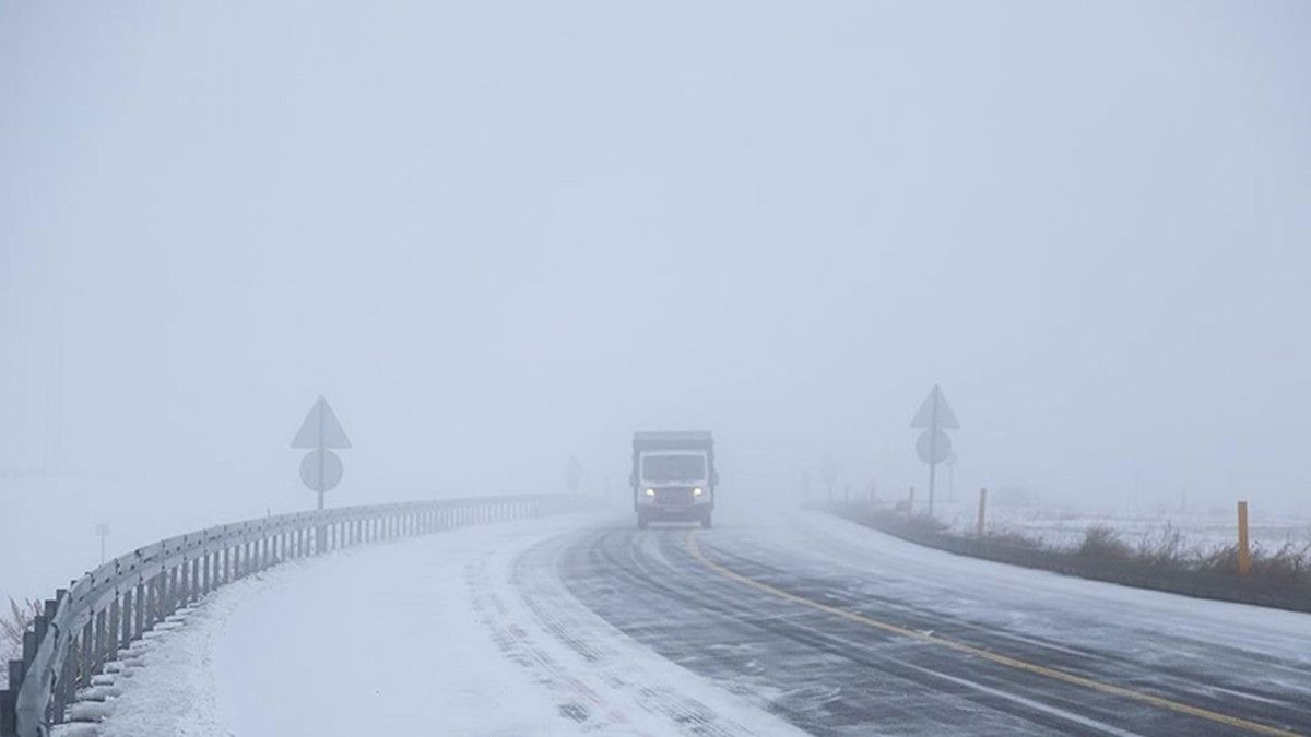 Kayseri-Malatya kara yolu kar ve tipi nedeniyle ağır tonajlı araçların ulaşımına kapandı