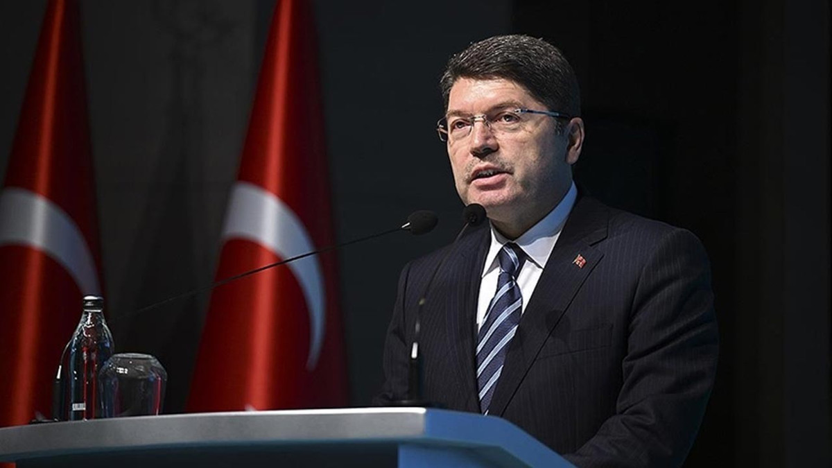 Bakan Tunç duyurdu: Bayrak saldırısına soruşturma başlatıldı