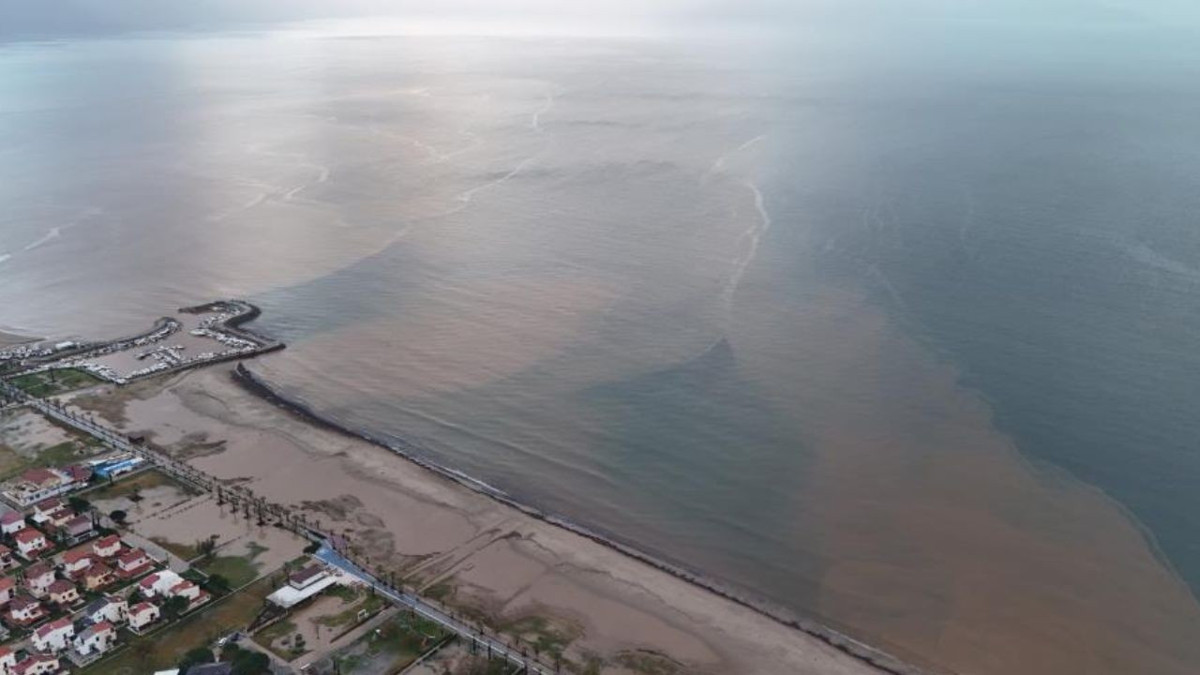 Kuşadası’nda sel suları denizi kahverengiye boyadı