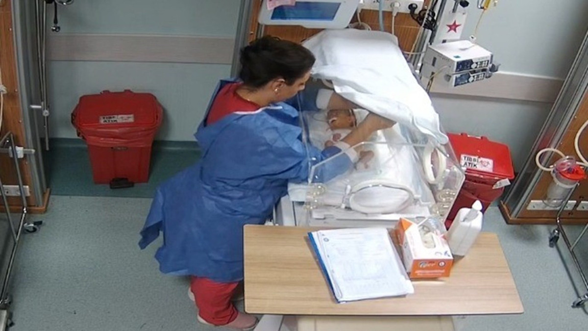 5 günlük bebeğe şiddet davasında hemşire polise teslim oldu