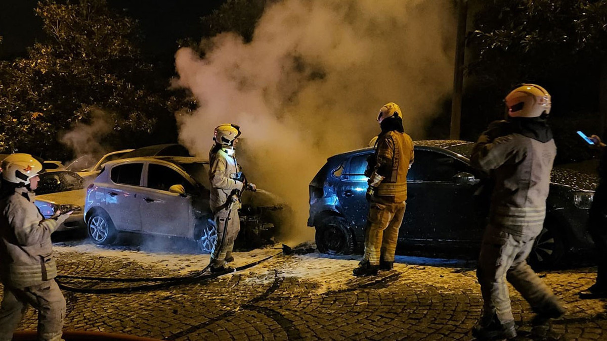 Beşiktaş'ta park halindeki 4 otomobil alev alev yandı