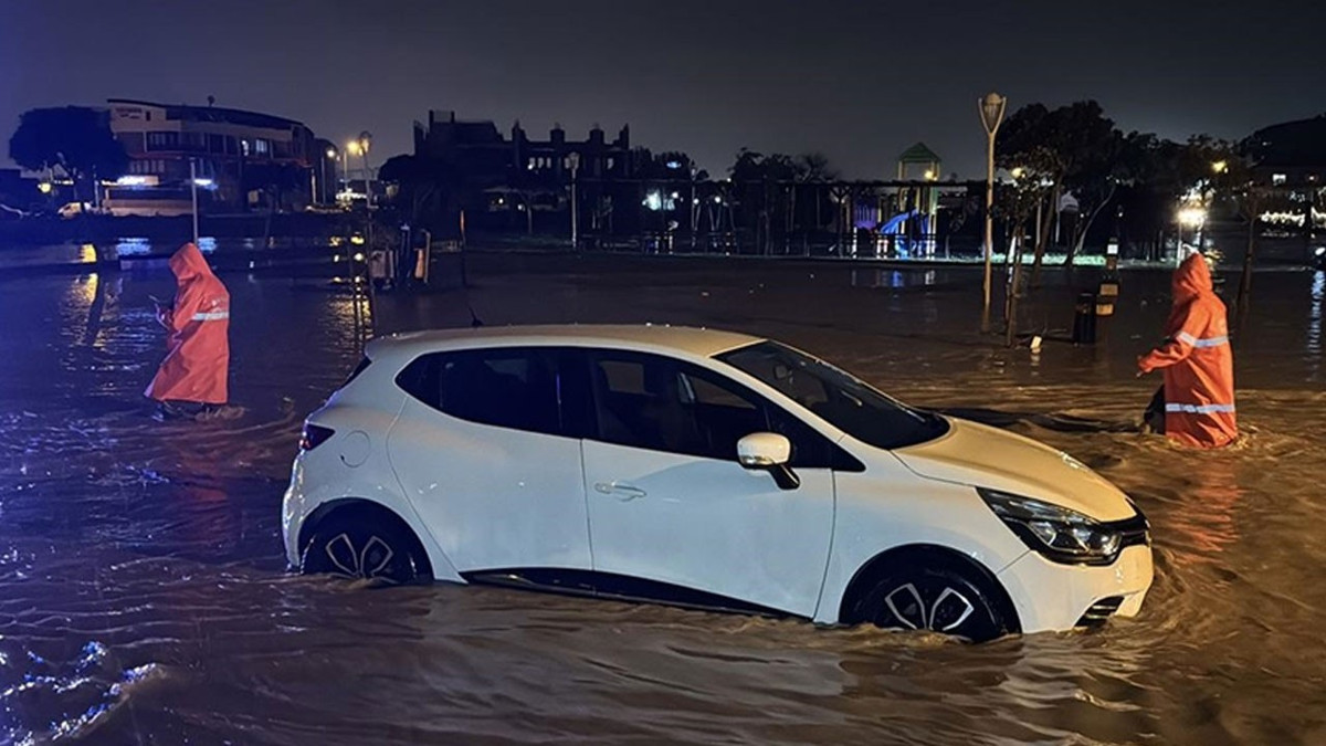 Antalya’yı fırtına ve hortum vurdu: Ev, sera ve araçlar zarar gördü