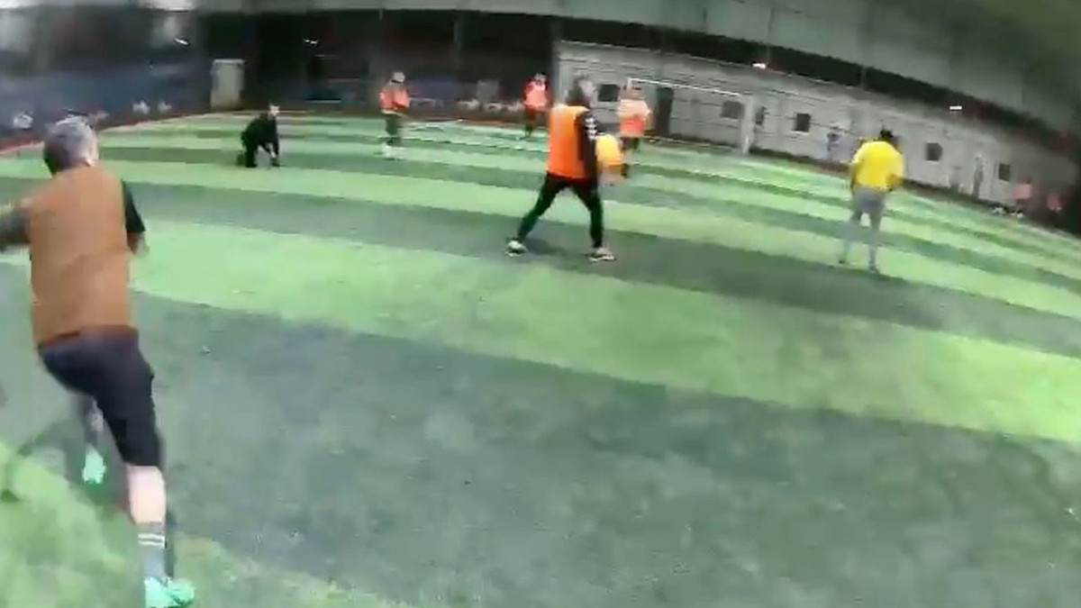 Antalya'da şiddetli fırtına sebebiyle halı sahanın çatısı çöktü: Futbolcuların koşarak kaçtığı anlar kamerada