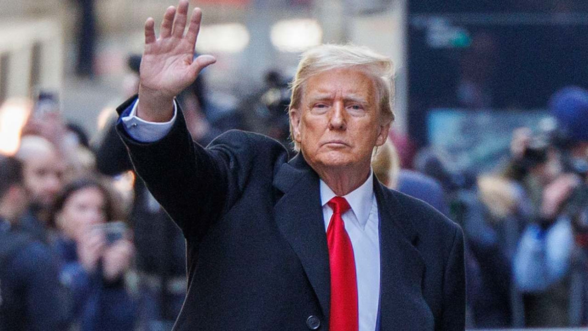 Trump: "İran'a doğru yeni donanma yolda"