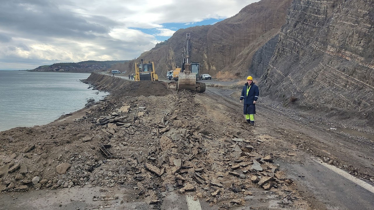 Tekirdağ’da heyelan: Sahil hattı ulaşıma kapandı