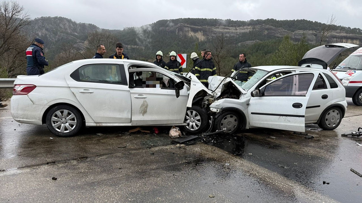 Antalya-Isparta yolunda iki otomobil kafa kafaya çarpıştı: 6 ölü, 6 yaralı