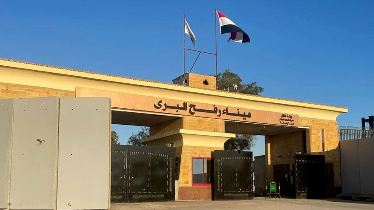 Gazze ile Mısır arasındaki Refah Sınır Kapısı yaya geçişlerine "deneme" amaçlı açıldı