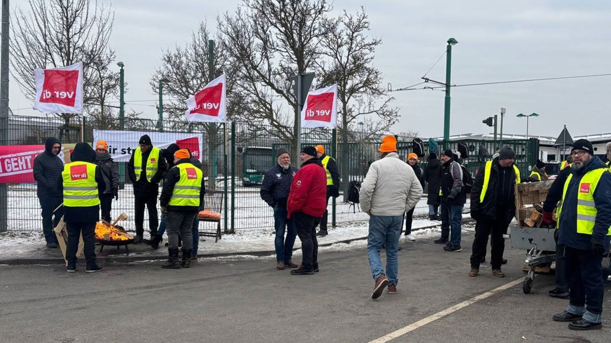 Almanya’da 100 bin ulaşım çalışanı greve gitti: Seferler durdu