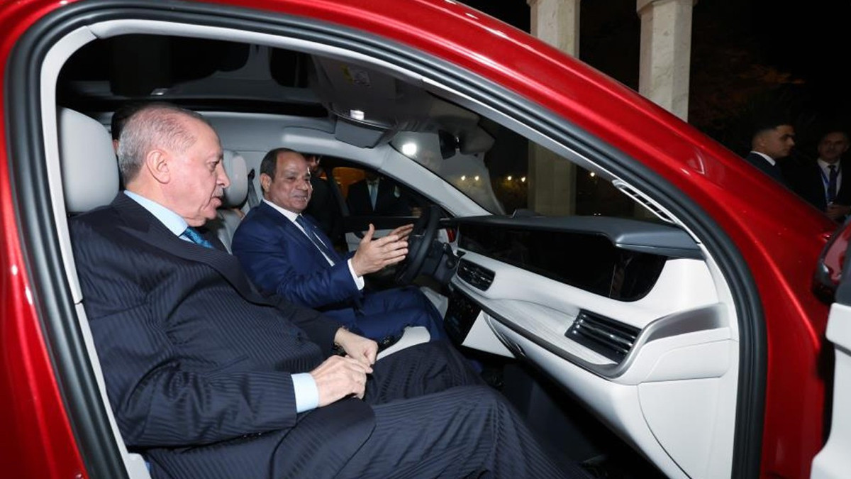 Cumhurbaşkanı Erdoğan, es-Sisi’ye Togg hediye etti