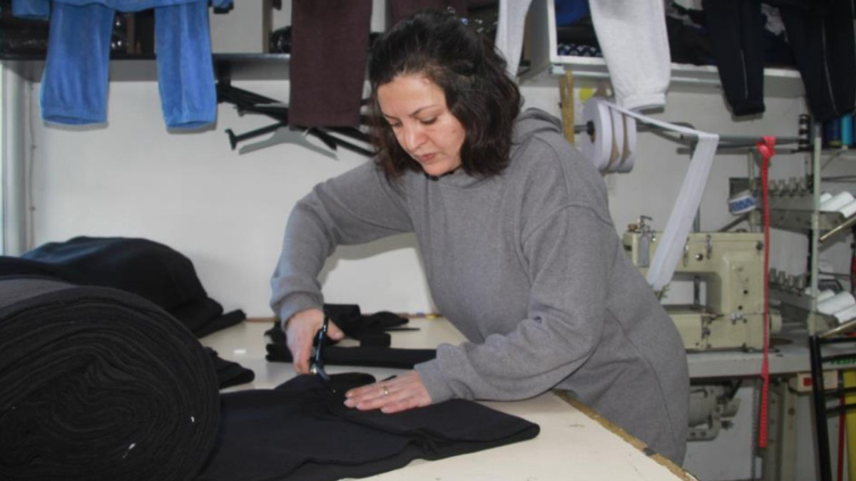 Atık kumaştan 20 dakikada üretip satıyor: Seri üretim yapıyor, hızlı bitiyor!