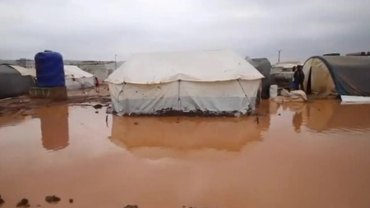 Suriye'nin İdlib kırsalında 10 mülteci kampı sular altında kaldı