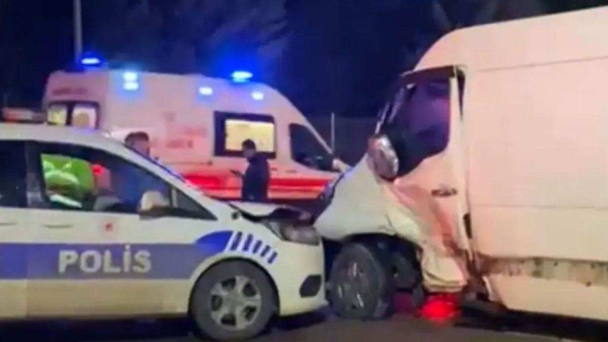 İstanbul'da devriyedeki polis ekibi kaza yaptı: 3 yaralı