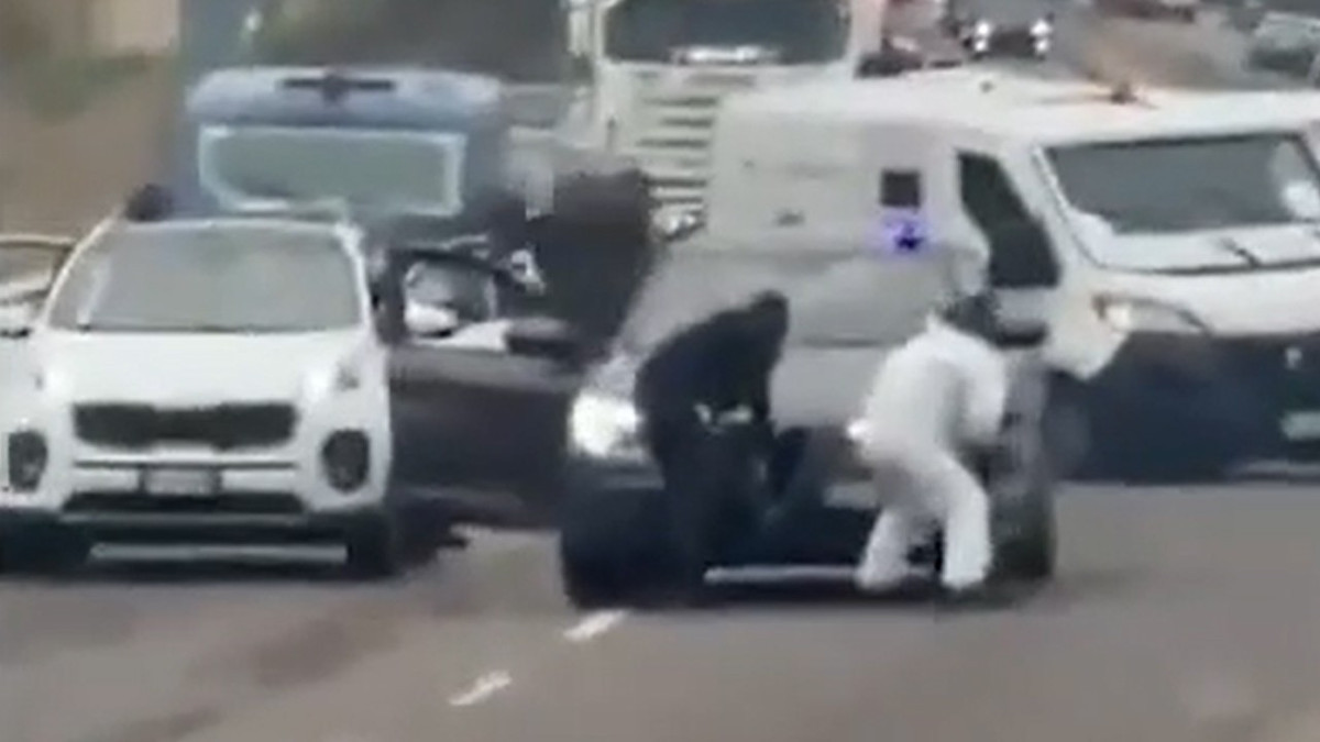 İtalya’da film gibi soygun: Zırhlı araca patlayıcıyla saldırdılar