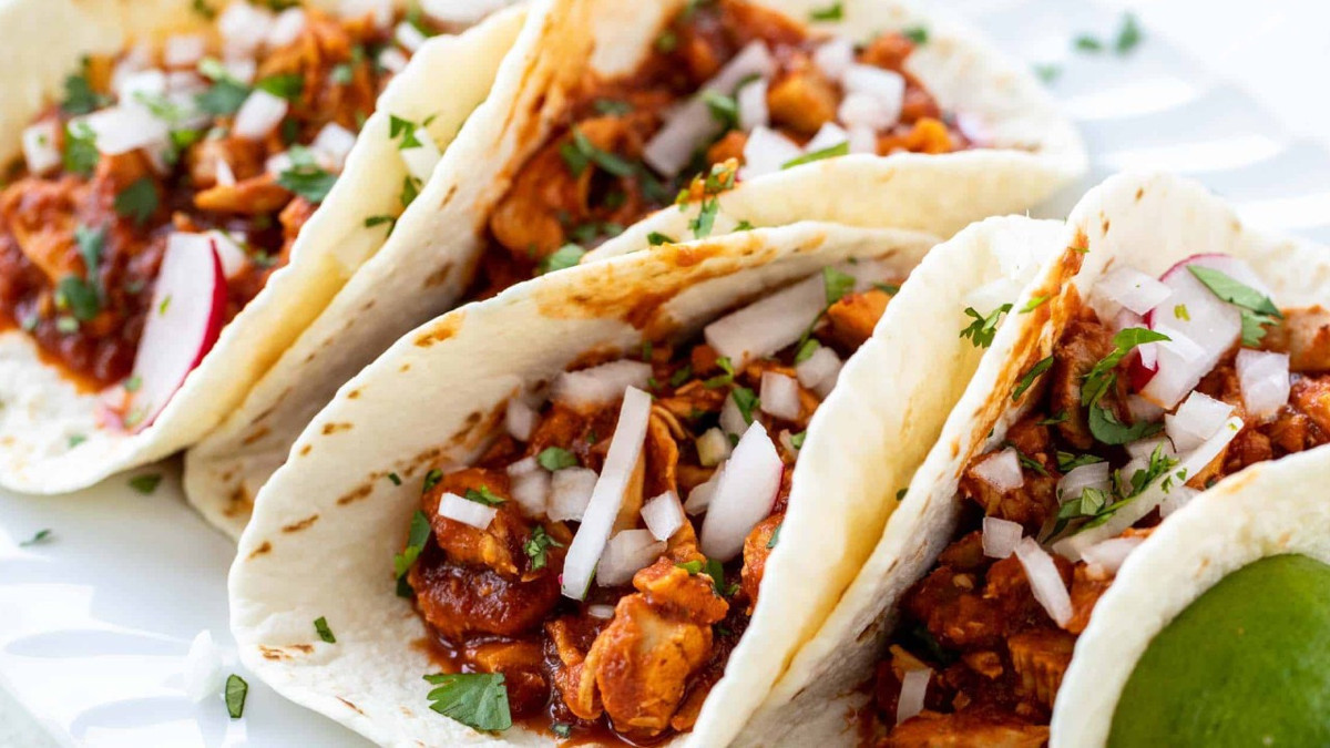 Öyle bir zaman dilimi seçti ki... Müşteri kaybeden fast-food devi 100 bin kişiye bedava yemek dağıttı