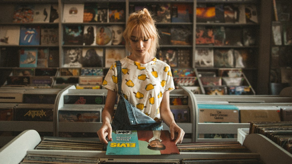 Dijital çağda nostalji akımı: Pikap ve plak satışları artışa geçti, gençler ilgi gösterdi