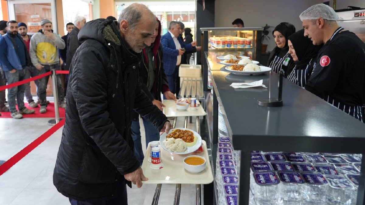 Her gün 1000 kişiye 55 TL'ye 4 çeşit yemek