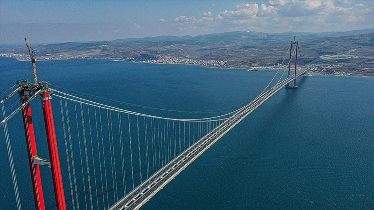 Çanakkale Boğazı fırtına nedeniyle trafiğe kapandı